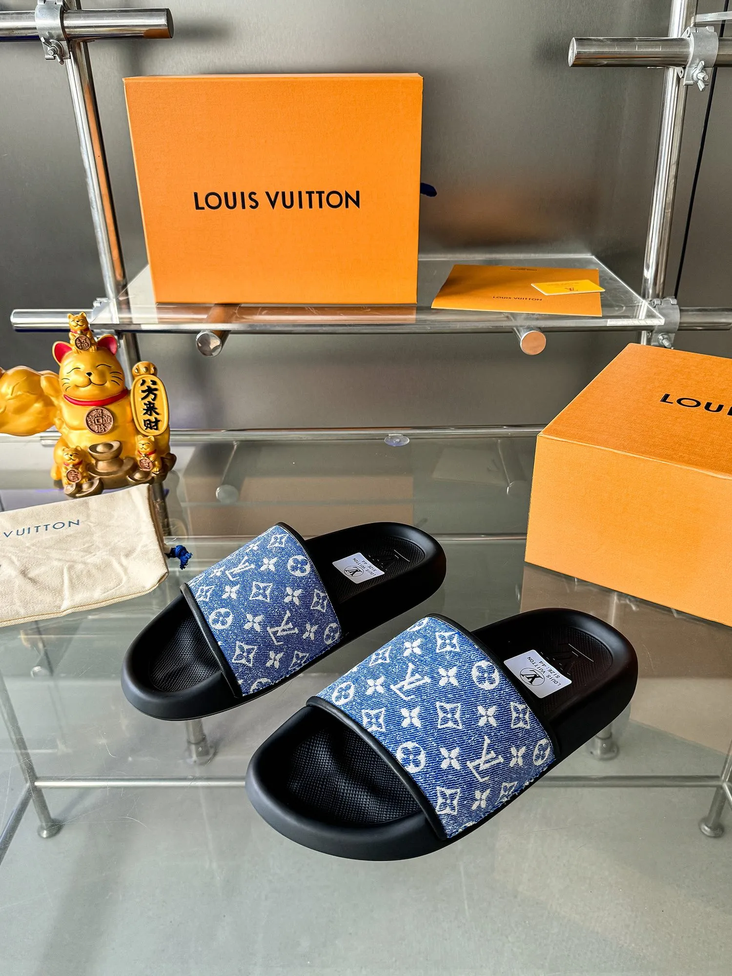 [L Home] P: 300💰 ▪️Shoe size: Women's 35-40 Men's 38-46▪️Packaging: Counter top quality~original packaging Louis Vuitton lv couple's monogram embossed slippers This season, Waterfront sandals return with a new look, and the upper buckle is embossed with Louis Vuitton's iconic Monogram pattern. Made of waterproof rubber with a comfortable and resilient insole. The lightweight, flexible outsole is embossed with the Louis Vuitton logo. Exquisitely packaged at the delivery counter 🛍📦 ▪️Fabric: Original molded rubber foam ▪️Sole: Original molded rubber foam outsole ▪️Sole thickness: 3CM.